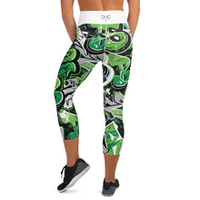 Kép betöltése a galériamegjelenítőbe: PANEL™ "LimeWall" Yoga Capri Leggings (XS-XL)
