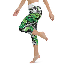 Kép betöltése a galériamegjelenítőbe: PANEL™ "LimeWall" Yoga Capri Leggings (XS-XL)
